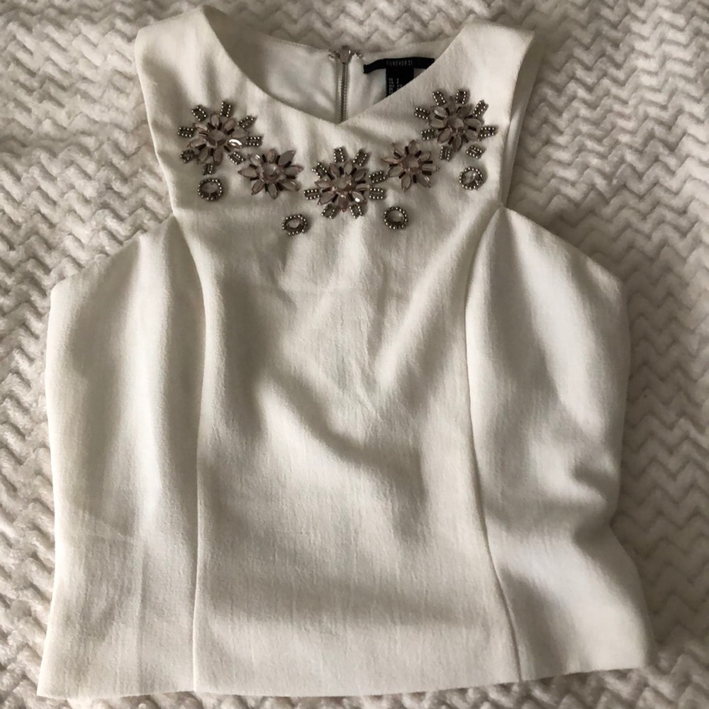 White top with nice flower detail